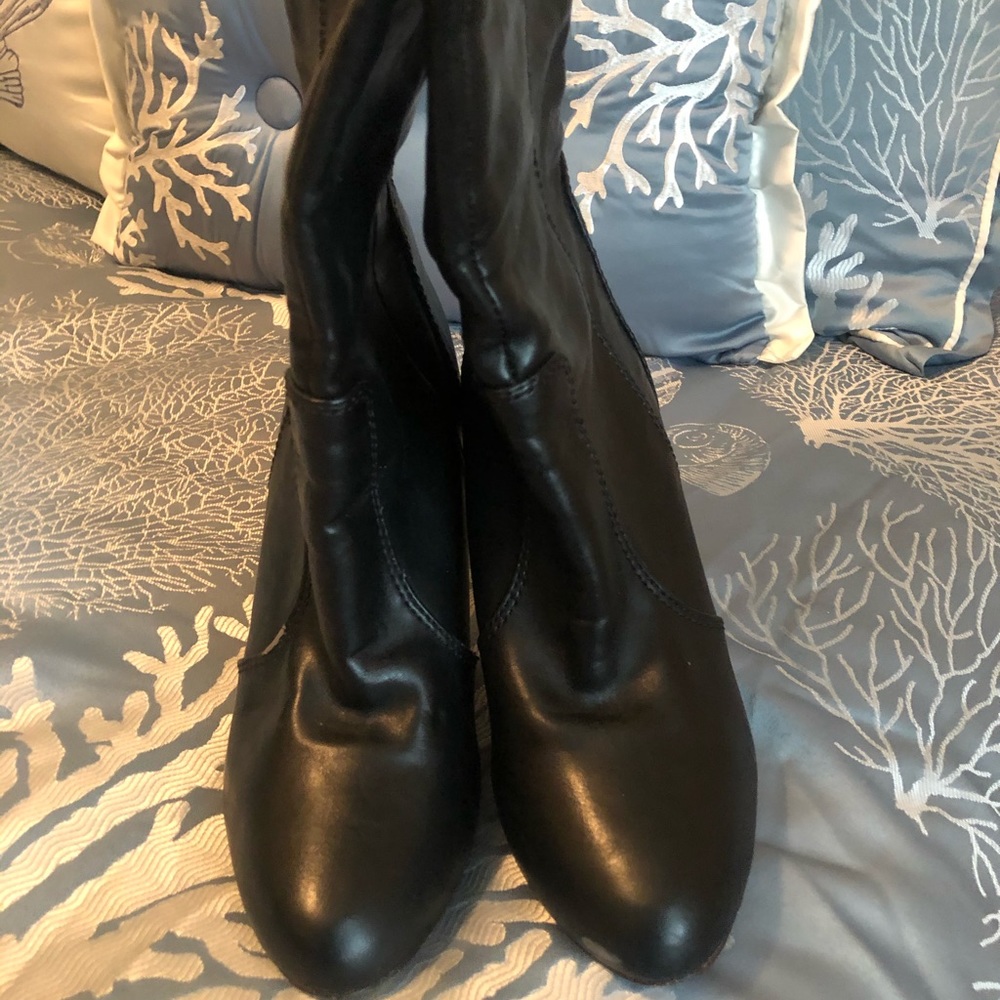 Fergalicious by Fergie black zip up leather boots